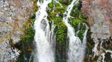 Thousand Springs Idaho 'dan büyük bir şelale görünüyor.