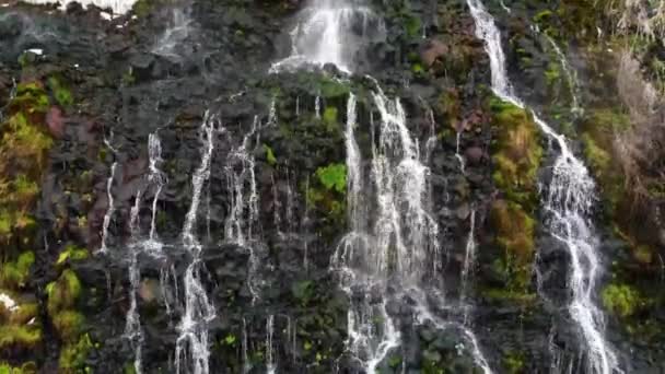 Lacey Cascada Fluye Sobre Rocas Cañón — Vídeo de stock
