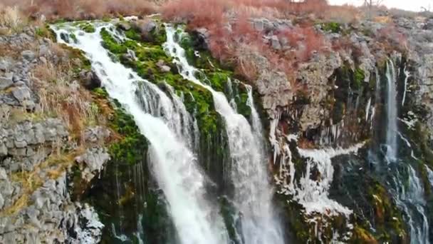 Ezer Forrás Idaho Kanyon Ahol Ostya Sziklák Felett Folyik — Stock videók
