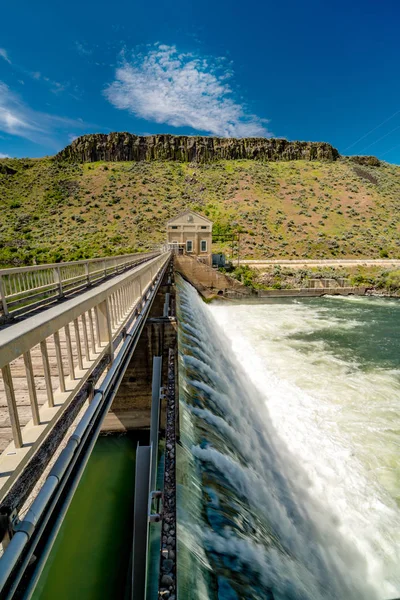 Vista a través del puente que conduce a la presa de desvío en el Bo — Foto de Stock