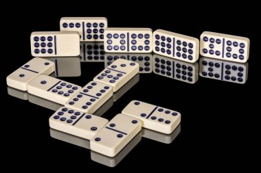 Yansıtıcı bir masada Domino taşları