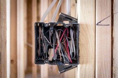 Elektrik kutusuna kablolar yerleştirilmiş.