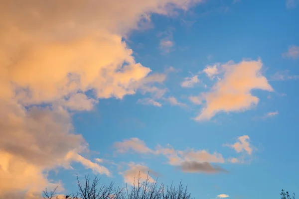 Πορτοκαλί σύννεφα σε έναν γαλάζιο ουρανό — Φωτογραφία Αρχείου