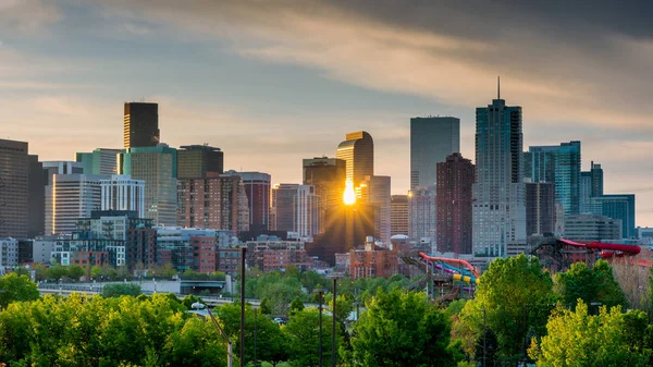 Sonnenaufgang blickt durch die Skyline von Denver — Stockfoto