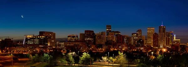 Luna crescente sulla slyline di Denver — Foto Stock