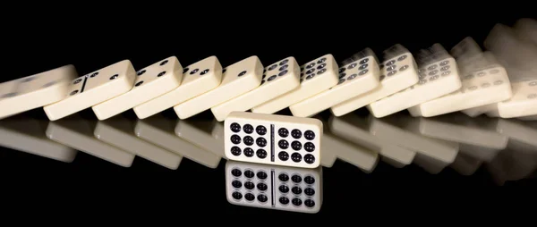 Domino afecta a uno tras otro — Foto de Stock