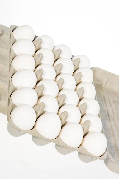 Uova fresche di fattoria in un cartello — Foto Stock