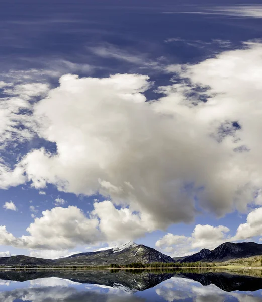 Reflejos perfectos en un lago Colorado — Foto de Stock