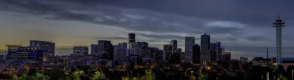 Vroeg in de ochtend Denver skyline met ochtendkleuren hemel — Stockfoto