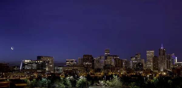 Denver Colorado con luna crescente — Foto Stock