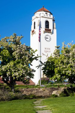 Saat kulesi ve bayrak yayı olan depo.
