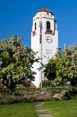 Sarkık ağaçlar ve antika depo