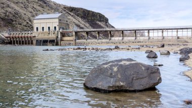 Boise Nehri 'ndeki Idaho barajlarından birinde alçak su.