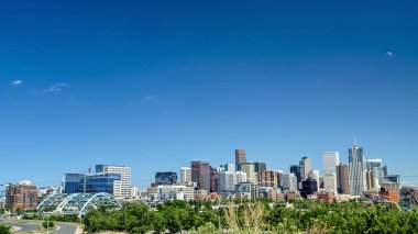 Colorado 'nun Denver şehrinde gökyüzünde yarım ay var.