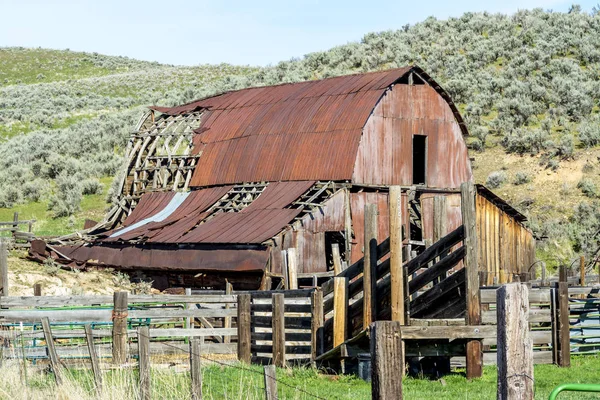 Grange du désert de l'Idaho avec clôture en bois — Photo