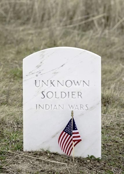 Auf einem Soldatenfriedhof flattern amerikanische Flaggen im Wind — Stockfoto