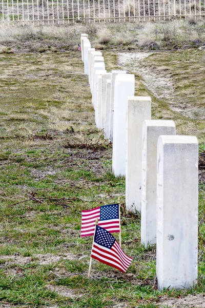 Amerikanische Flaggen flattern im Wind auf einem Soldatenfriedhof — Stockfoto