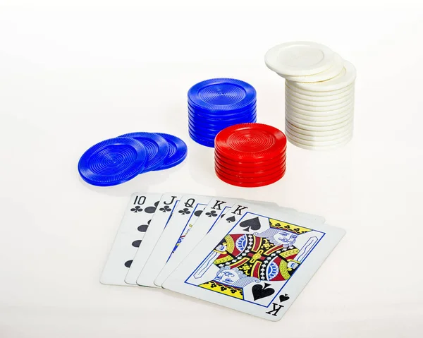 Fichas de póquer coloridas y cartas faciales de una baraja — Foto de Stock