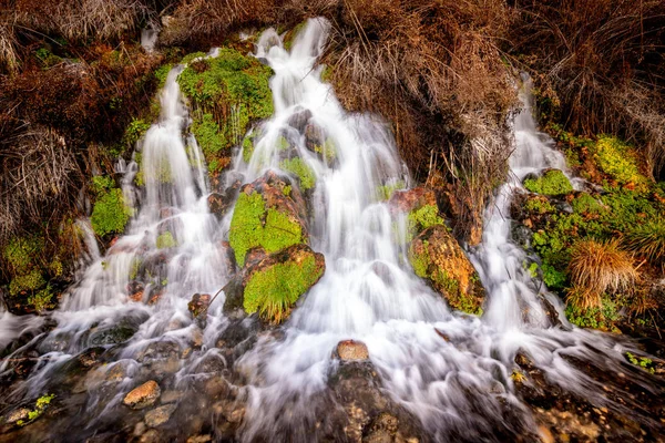 Les sources de cascade coulent directement du canyon — Photo