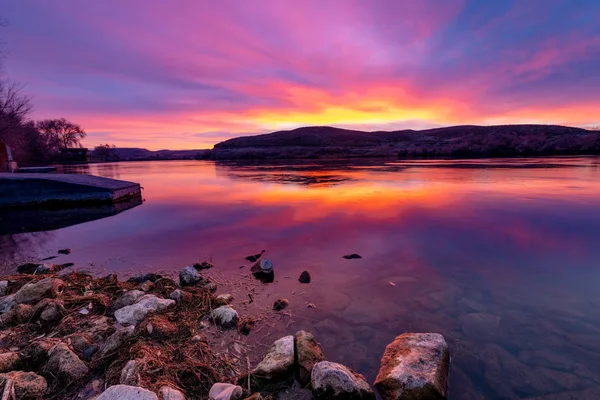 Beautiful colorful sunrise on the Snake River in Idaho with rock — Stock Photo, Image