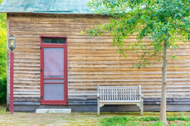 Kırsal ahşap kaplama bina ve antika lamba.