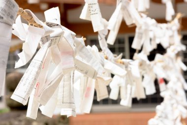 Japonca omikuji kağıtları için biraz ip