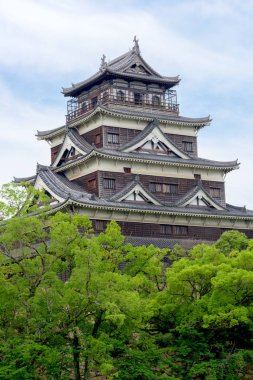 Bu Japon tapınağını çevreleyen ağaçlar ormanı