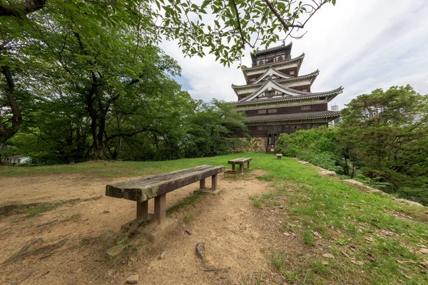 Сидячі лавки біля підніжжя японського замку. — стокове фото