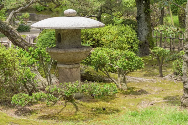 Lanterne classique en pierre dans un jardin Japon — Photo