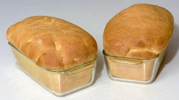 Roti yang dipanggang dengan indah dengan puncak emas — Stok Foto