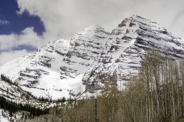 Kayalık dağları karla kaplayın