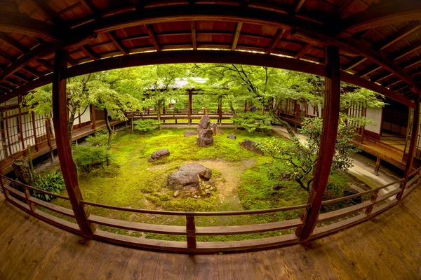 Temple et jardin japonais — Photo