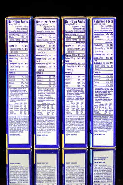 Информационные таблицы по коробочным продуктам питания — стоковое фото