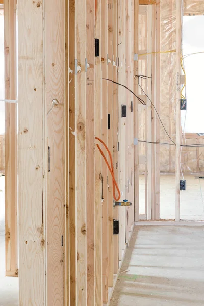 Tachas de madeira a fundação de uma nova casa — Fotografia de Stock