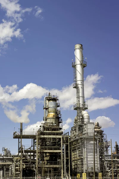 Pile di fumo di una raffineria di petrolio — Foto Stock