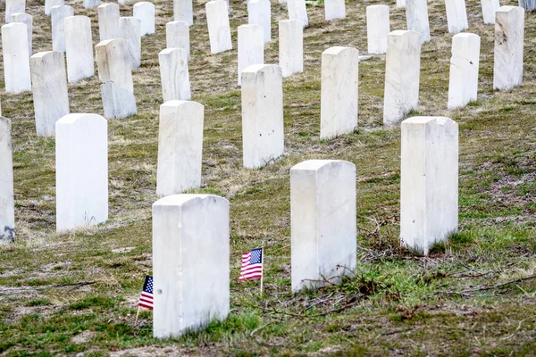 Weiße Grabsteine auf einem Soldatenfriedhof — Stockfoto