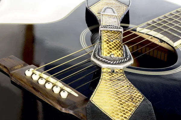 Детали гитары и отражение — стоковое фото