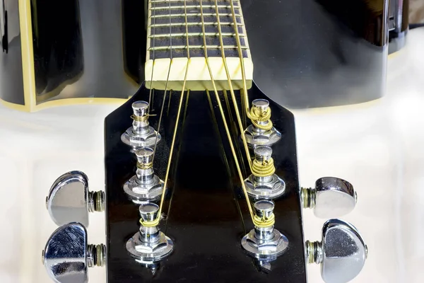 Gitarrdetaljer med strängar — Stockfoto