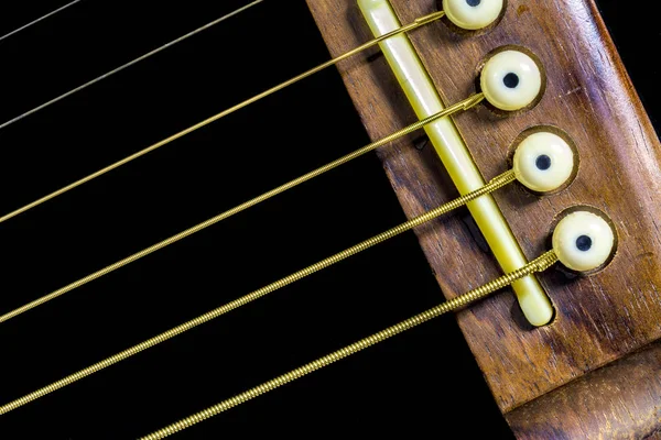 Ponte de madeira em uma guitarra aquística — Fotografia de Stock