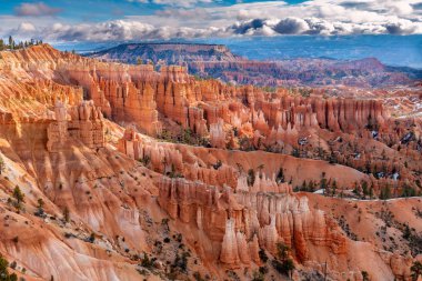Bryce Canyon Vadisi 'nin güneş doğuşu ufukta bulutlarla 