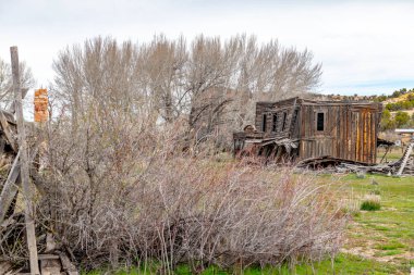 Eski bir batı kasabasından geriye kalan ahşap bina.