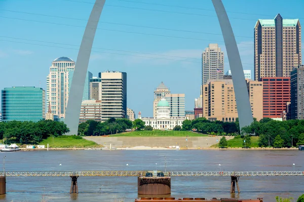 St. Louis Missouri de cerca a través de Arch y Mississippi River —  Fotos de Stock