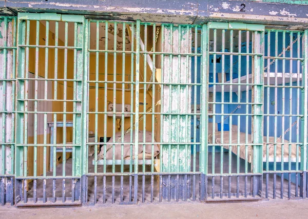 Coloridas celdas de prisión con camas y fregadero — Foto de Stock