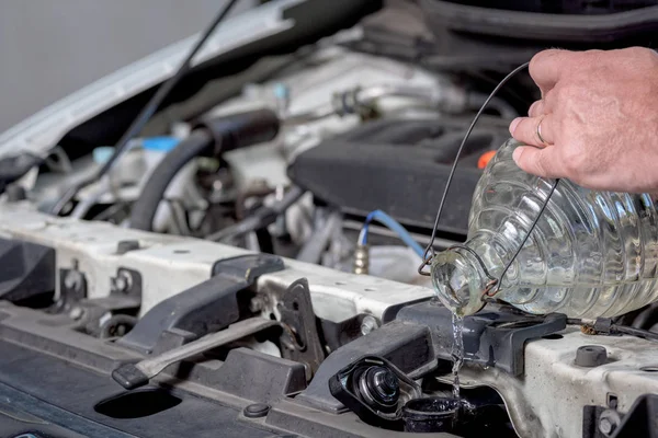 Adicionar água a um radiador automotivo — Fotografia de Stock