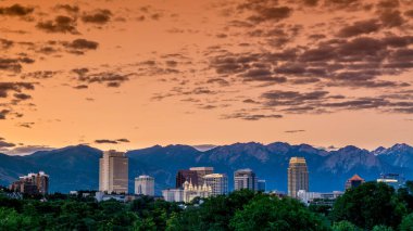 Sabahın erken saatlerinde Salt Lake City üzerinde gökyüzü