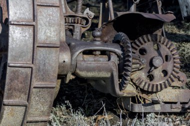 Yabani otların içindeki paslı tarım ekipmanları