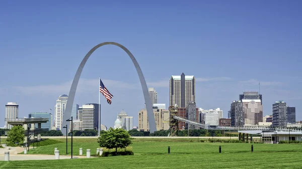 Bandera americana ondea sobre St. Louis con arco —  Fotos de Stock