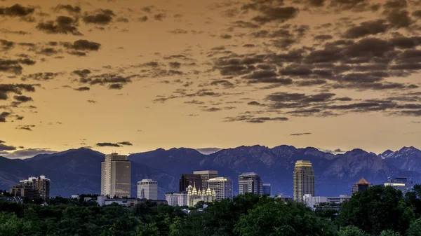 Tidig morgon himmel skyline över Salt Lake City — Stockfoto