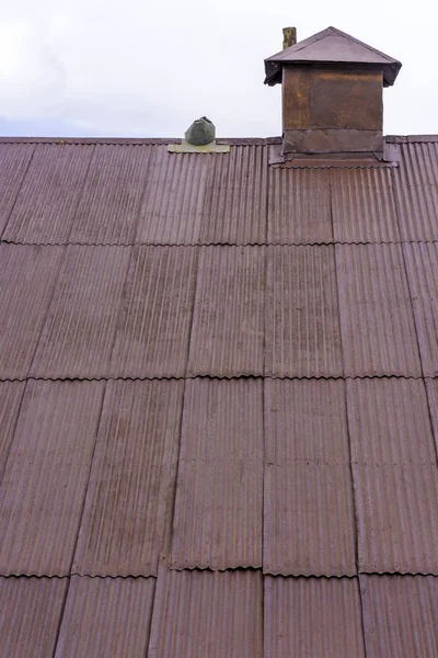 Palmaditas onduladas en el techo oxidado — Foto de Stock