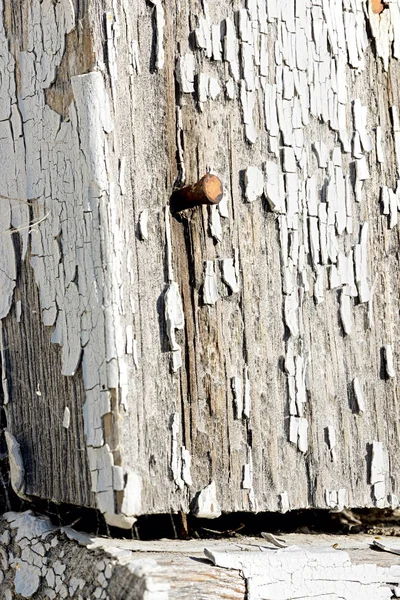 Σκουριασμένο καρφί σε ζωγραφισμένο post peeling — Φωτογραφία Αρχείου